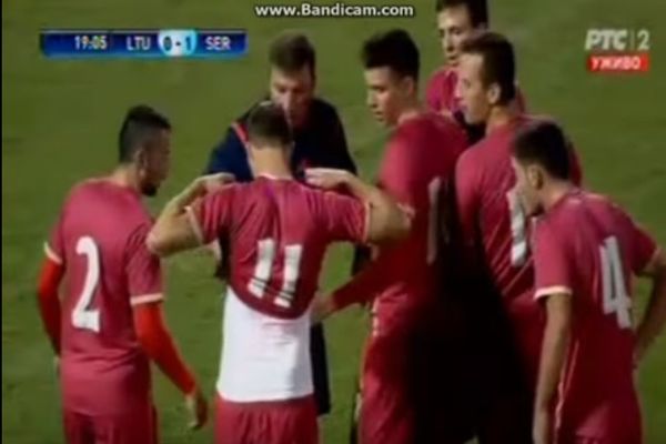 To je pravi timski duh: Napadač Srbije posvetio gol povređenom saigraču iz reprezentacije! (VIDEO)