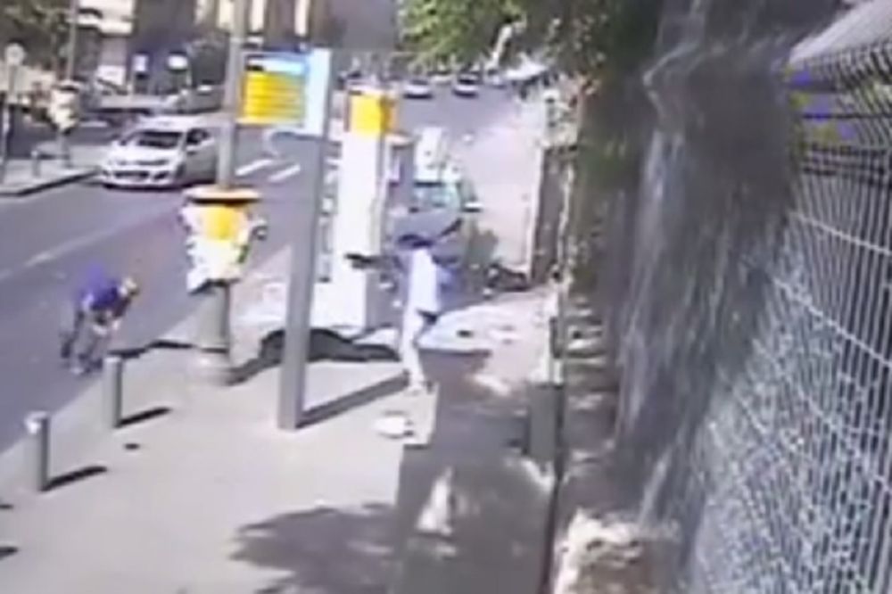 Pregazio kolima ljude na stanici, pa ih dokrajčio satarom! (UZNEMIRUJUĆI VIDEO)