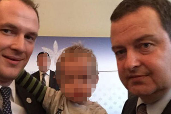 Tačijevog ministra gađali jajima zbog prijateljstva s Dačićem?! (VIDEO) (FOTO)