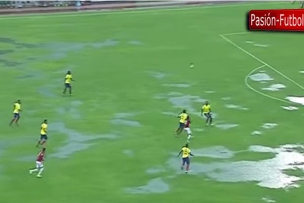 Ovoga nema ni kod nas: Da li se ovo igra u močvari ili na nacionalnom stadionu? (VIDEO)