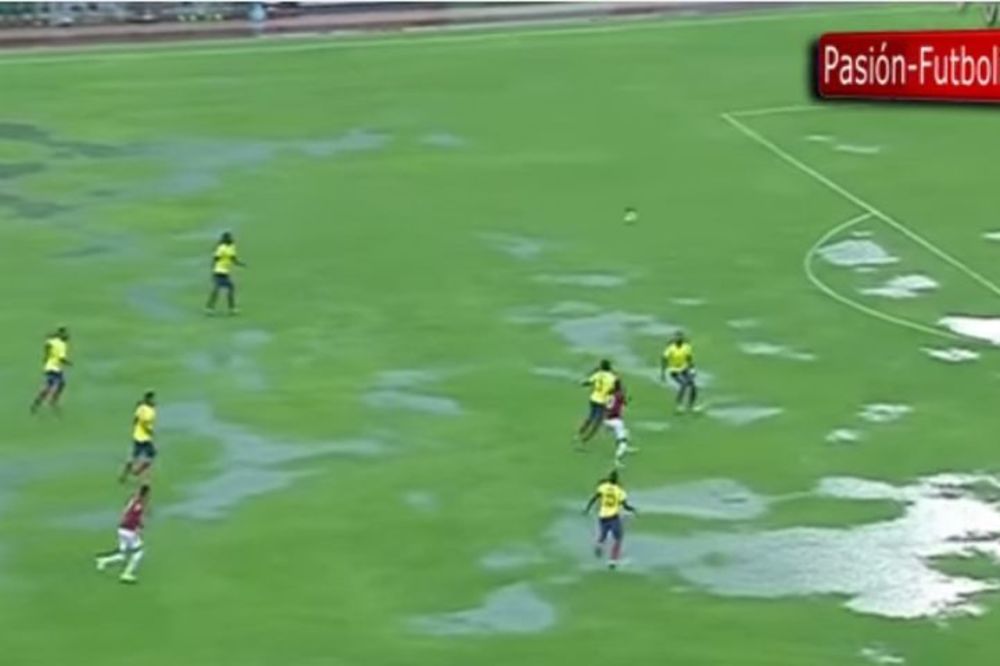 Ovoga nema ni kod nas: Da li se ovo igra u močvari ili na nacionalnom stadionu? (VIDEO)