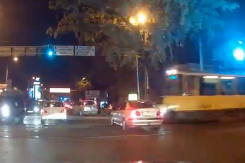 Tramvaj zvani... U stvari, ovo niko ne bi želeo! (VIDEO)