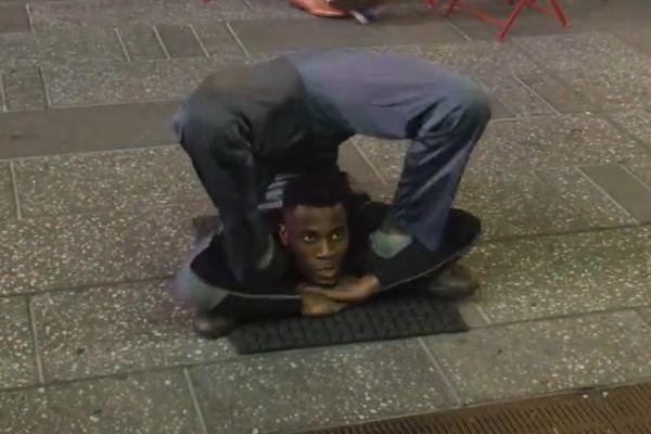 Čovek od plastelina: Ulični umetnik izvodi nerealne gimnastičarske trikove (VIDEO)