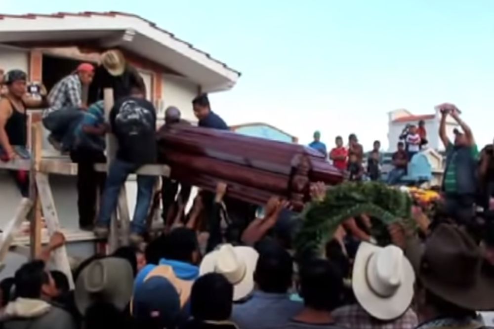 Razjareni meštani spalili svog gradonačelnika! (VIDEO)