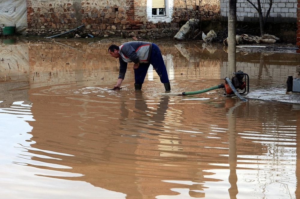 Bujica odvaljuje kamene kocke, a voda ruši sve pred sobom! (VIDEO)
