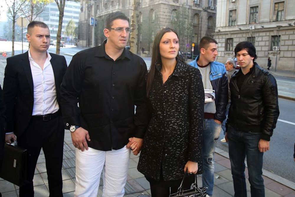 Ranjena zver: Kristijan u očaju! Lije suze! (FOTO)