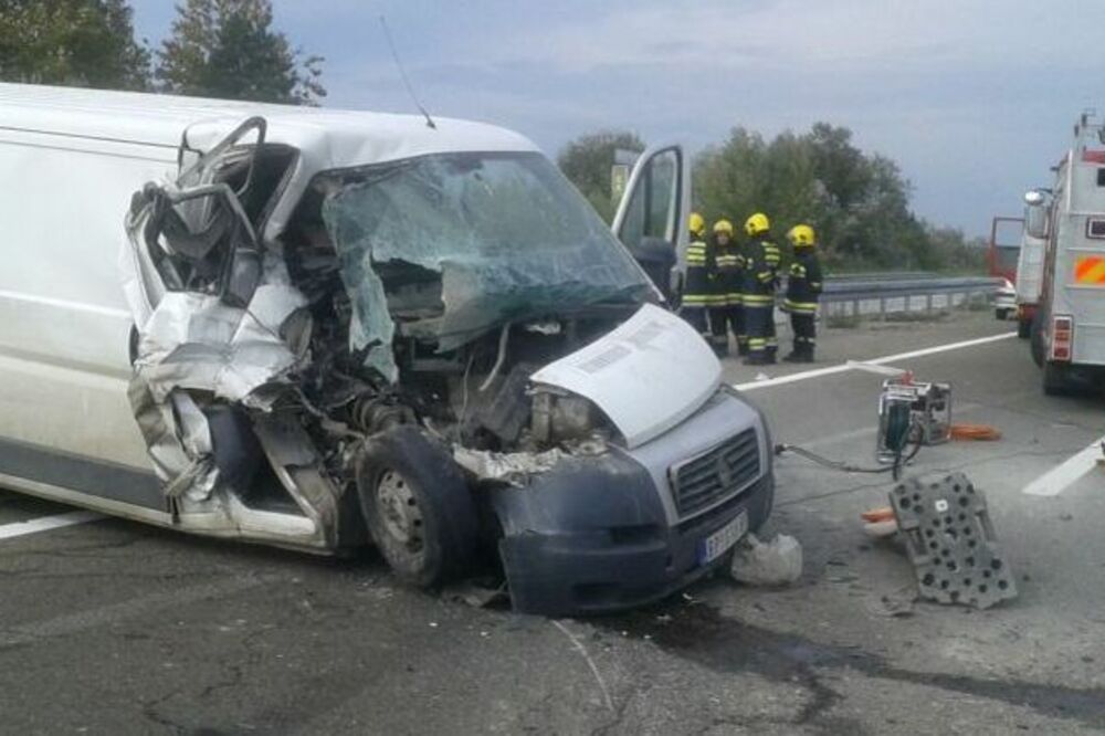 Karambol: Kombi se zakucao u vozilo za održavanje puteva, ima mrtvih! (FOTO)