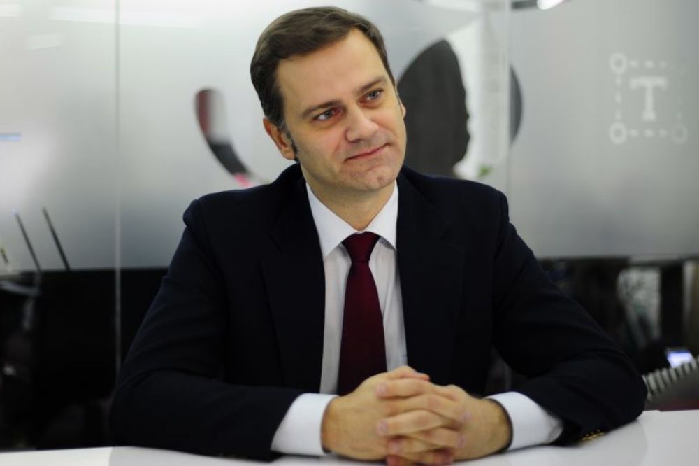 Poznati čitaju tvitove o sebi: Borko Stefanović o najboljim ribama, SNS botovima i skupim odelima (VIDEO)