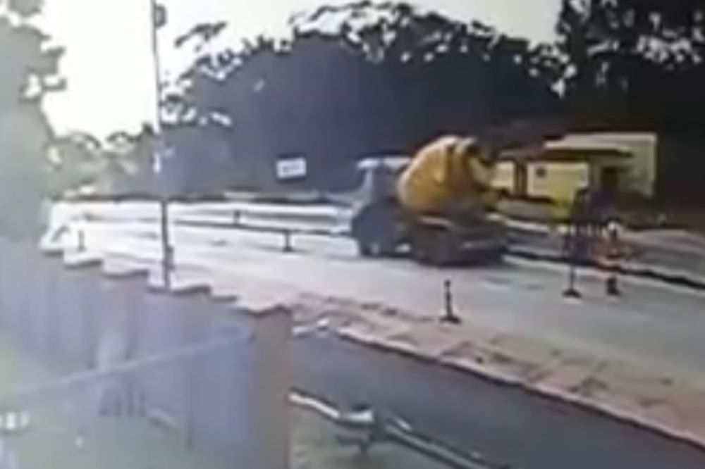 Ženu pregazio kamion sa cementom kojim je upravljao njen kolega! (VIDEO)