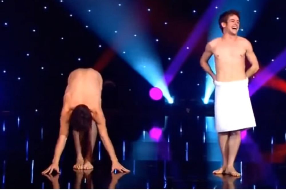 Da li biste ovo smeli? Samo peškirići između vas i publike! (VIDEO)