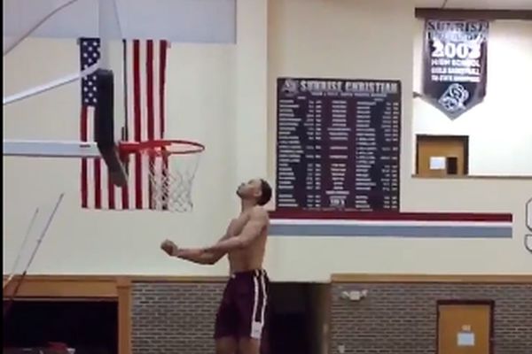 Ima federe u nogama: Košarkaš od 192 centimetra poljubio obruč, bukvalno! (VIDEO)