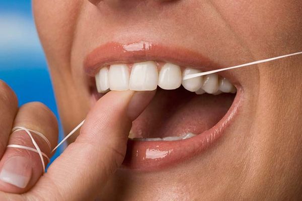 Čistite zube koncem? To vam može naneti više štete nego koristi! (FOTO)