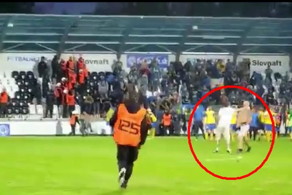 Huligan uleteo na teren i zbog toga je nokautiran od strane protivničkog navijača! (VIDEO)