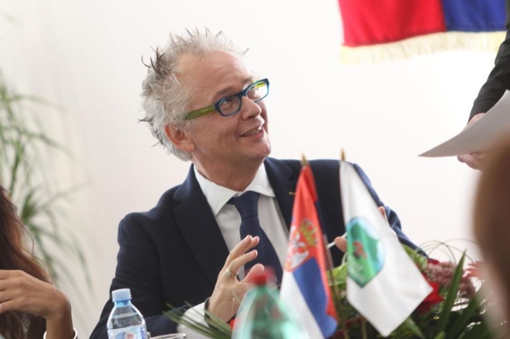 Ministre, jeste li dobro?! Suludi tvitovi Ivana Tasovca