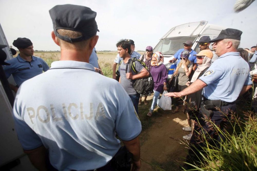 Pali policajci: Zaustavili autobus sa migrantima i uzeli im 700 evra da ih puste da nastave put!