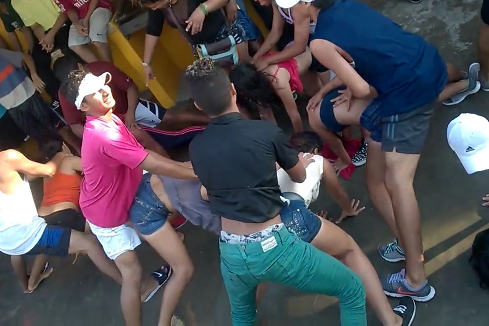 Ultra Prljavi ples: Procenite sami da li je ovo đuska ili pornografija (VIDEO)