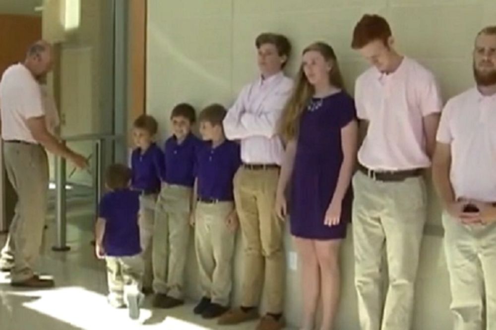 Imaju četvoro svoje dece, a usvojili su još šestoro - mališane i njihovu rodbinu! (VIDEO)