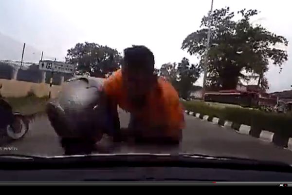 Motociklista pregažen kolima u pokušaju da napadne vozača! (VIDEO)