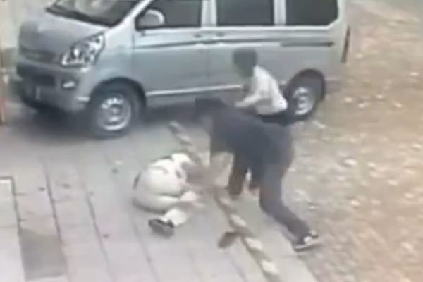 Pregažen i izboden zbog preljube: Ovaj Kinez više neće varati ženu! (UZNEMIRUJUĆI VIDEO)