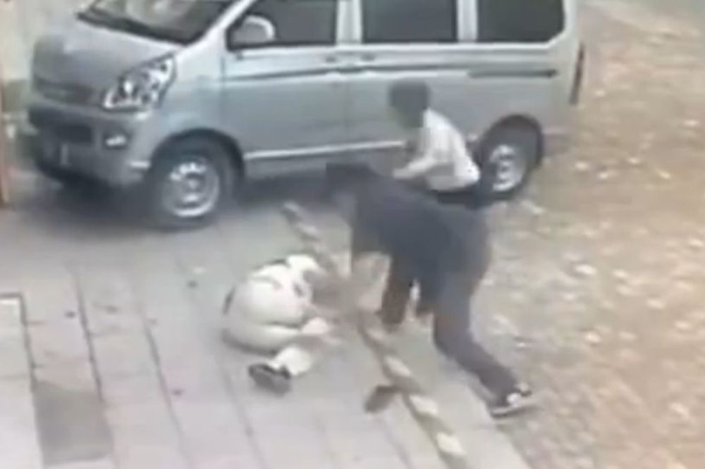 Pregažen i izboden zbog preljube: Ovaj Kinez više neće varati ženu! (UZNEMIRUJUĆI VIDEO)