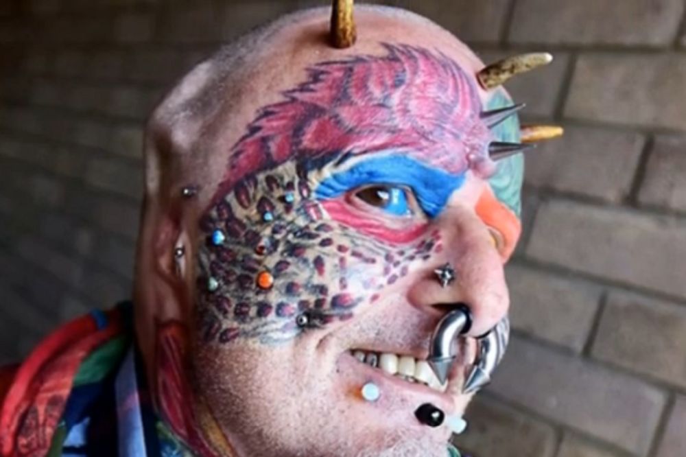 Odsekao je uši i istetovirao facu da bi izgledao kao papagaj?! (VIDEO)