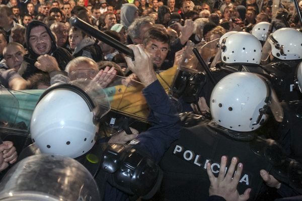 Crnogorska policija privela 15 opozicionih demonstranata, 4 njena pripadnika povređeno u sinoćnim sukobima (FOTO) (VIDEO)