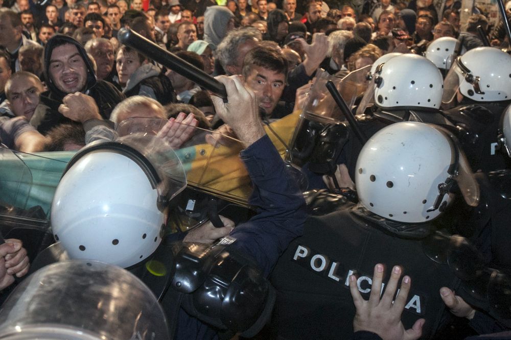 Crnogorska policija privela 15 opozicionih demonstranata, 4 njena pripadnika povređeno u sinoćnim sukobima (FOTO) (VIDEO)