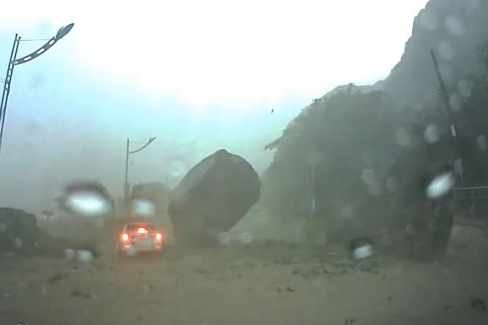 Kao da su se Bogovi naljutili: Oluja sručila neviđeni odron na vozilo! (VIDEO)