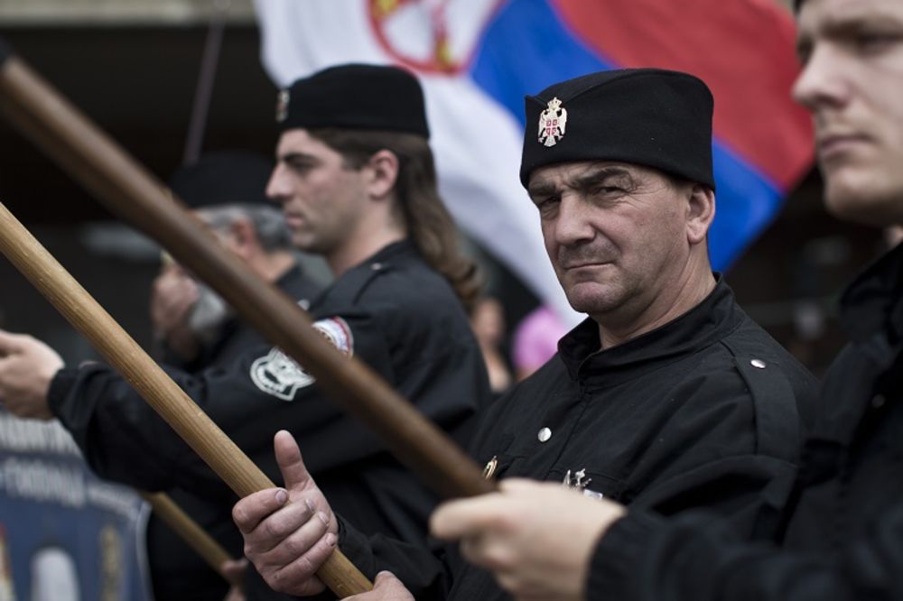 Četnici šetaju centrom Beograda! Viču Kosovo je Srbija i mašu zastavama!