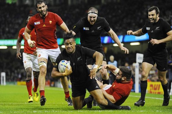 Zato ga zovu Autobus: Novozelandski ragbista pregazio trojicu Francuza! (VIDEO)