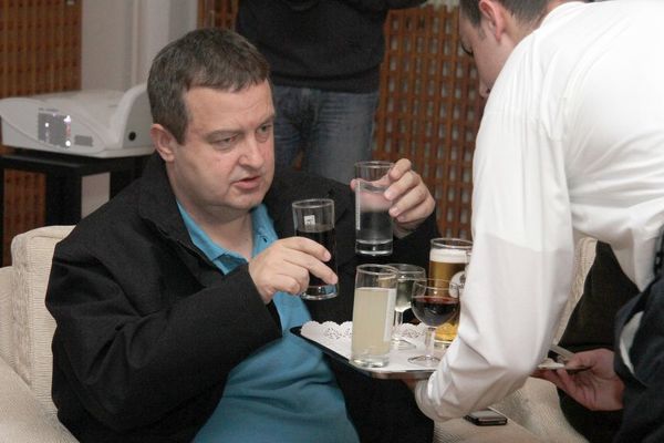 Doviđenja dijeto! Pogledajte kako Dačić uživa u čvarcima! ! (FOTO)