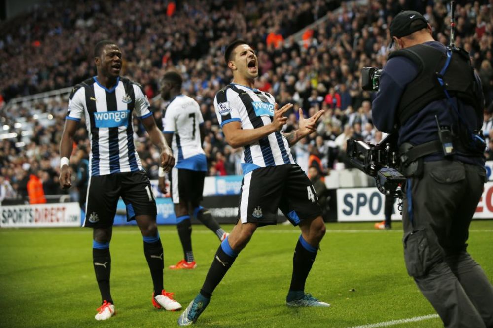 Prijem na grudi, a onda bum! Mitrović počeo sa terorom golmana u Engleskoj! (VIDEO)