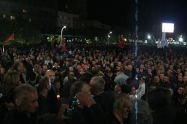 Milo avionom pobegao iz Crne Gore? Sukobi policije i demonstranata! (VIDEO)