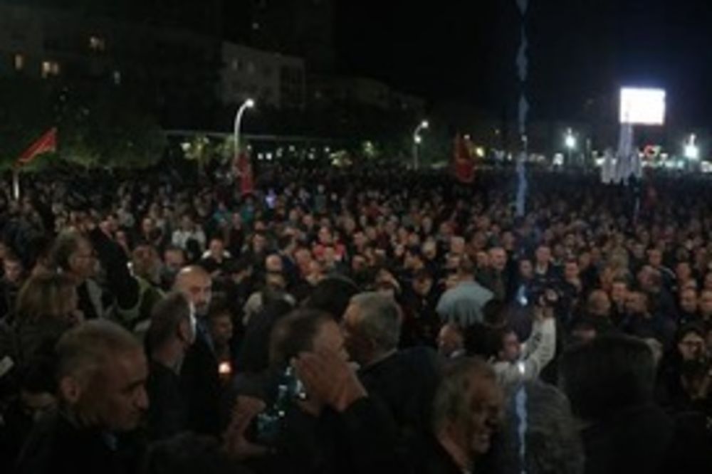 Milo avionom pobegao iz Crne Gore? Sukobi policije i demonstranata! (VIDEO)