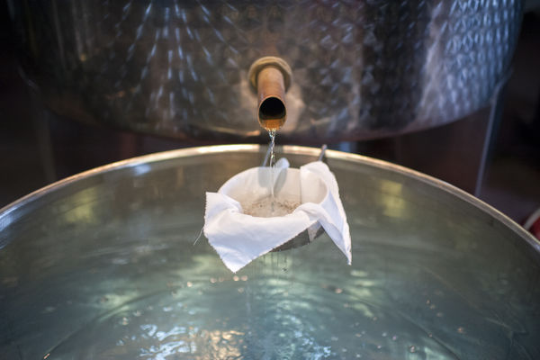 Ukida se omiljena srpska zabava: Srbin više ne sme da prodaje rakiju!