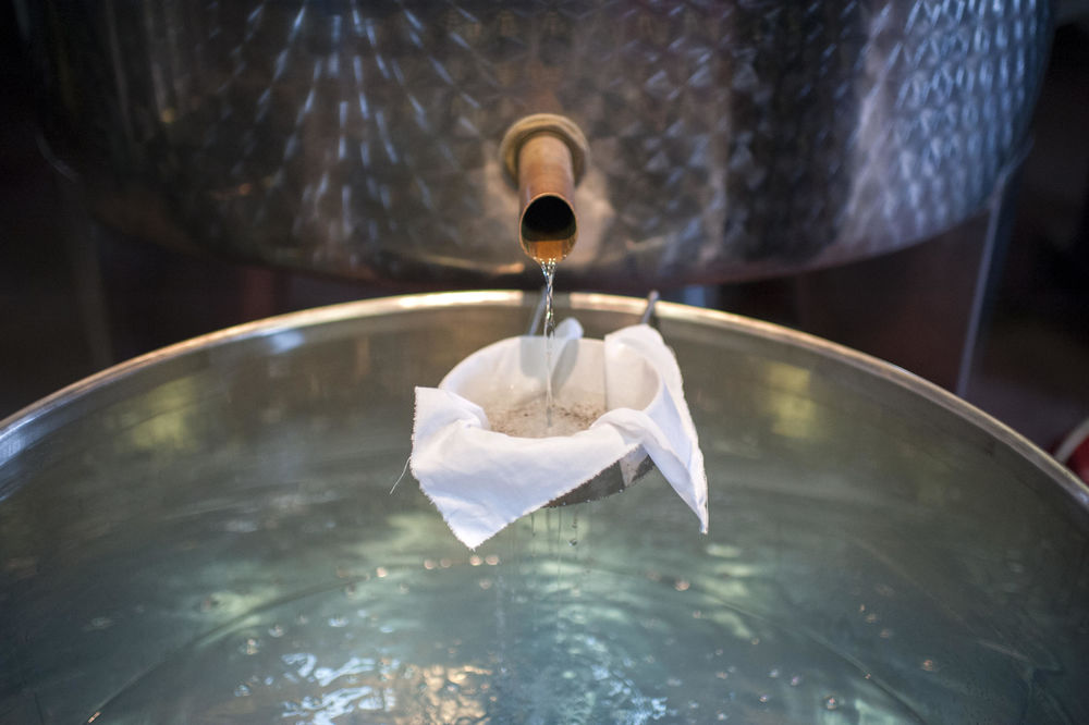 Ukida se omiljena srpska zabava: Srbin više ne sme da prodaje rakiju!