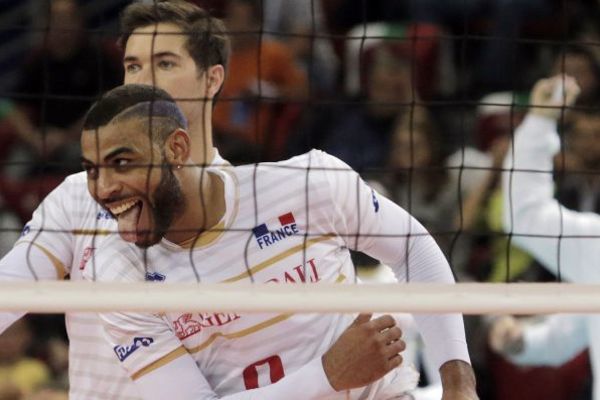 Do sada neviđena majstorija: Pogledajte smeč iza leđa Francuza za titulu prvaka Evrope! (VIDEO)