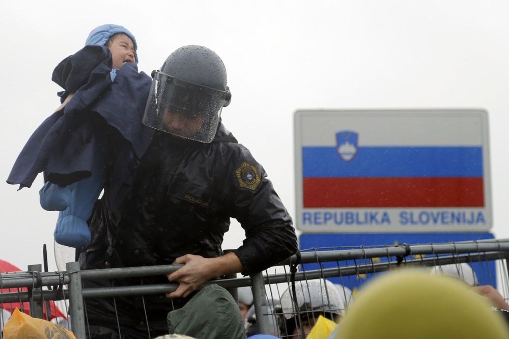 2.000 migranata se smrzava kod Šida, još 1.000 čeka da ih Slovenci puste (FOTO) (VIDEO)