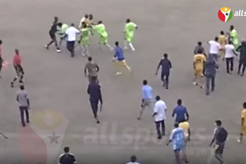 Udara ko koga stigne: Opšta makljaža fudbalera po celom terenu! (VIDEO)