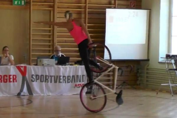 Seksi cica ostavlja bez daha svojom spektakularnom vožnjom bicikla! (VIDEO)