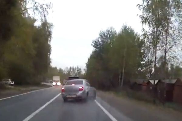 Preticao ih sa desne strane, ali nije baš sve išlo po planu! (VIDEO)