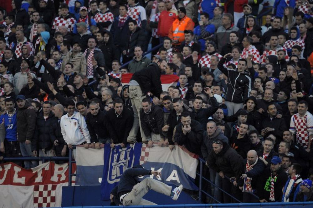 Bed blu bojsi noževima napali grčke novinare u Zagrebu!