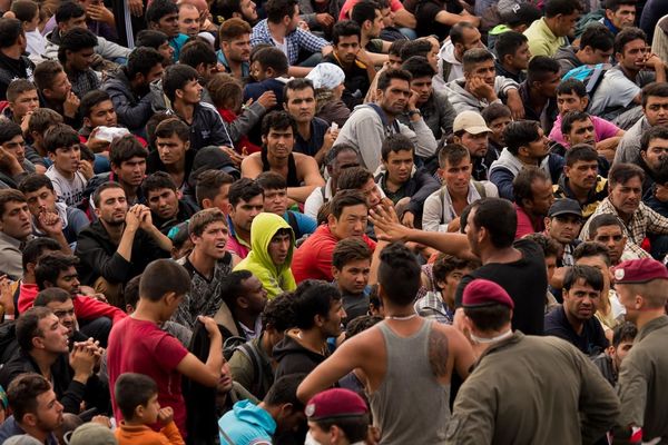 Slovenija razmatra slanje vojske na granicu, suzavac bačen na decu!