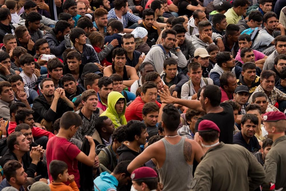 Slovenija razmatra slanje vojske na granicu, suzavac bačen na decu!