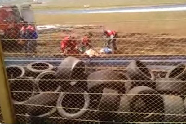 Tragedija na trci u Brazilu: Motociklista se zakucao u ogradu i poginuo! (VIDEO)