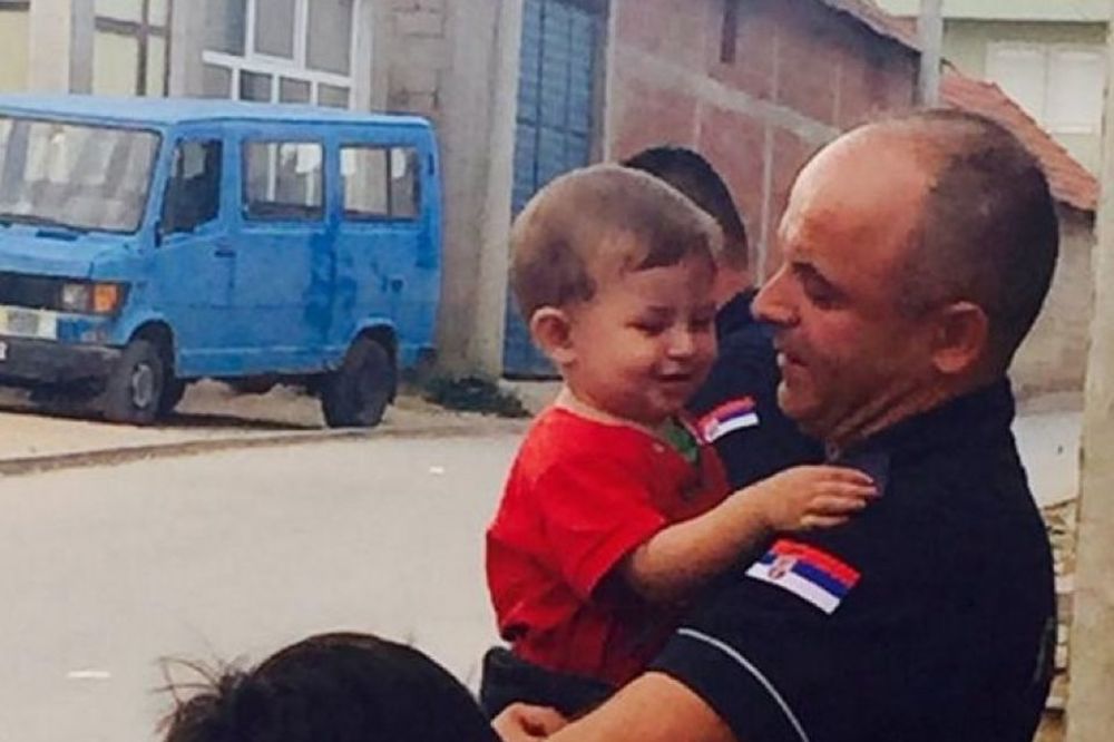 SAMO NAS U SRBIJI NISU TRETIRALI KAO ŽIVOTINJE. Slika policajca sa sirijskim dečakom koja je obišla svet