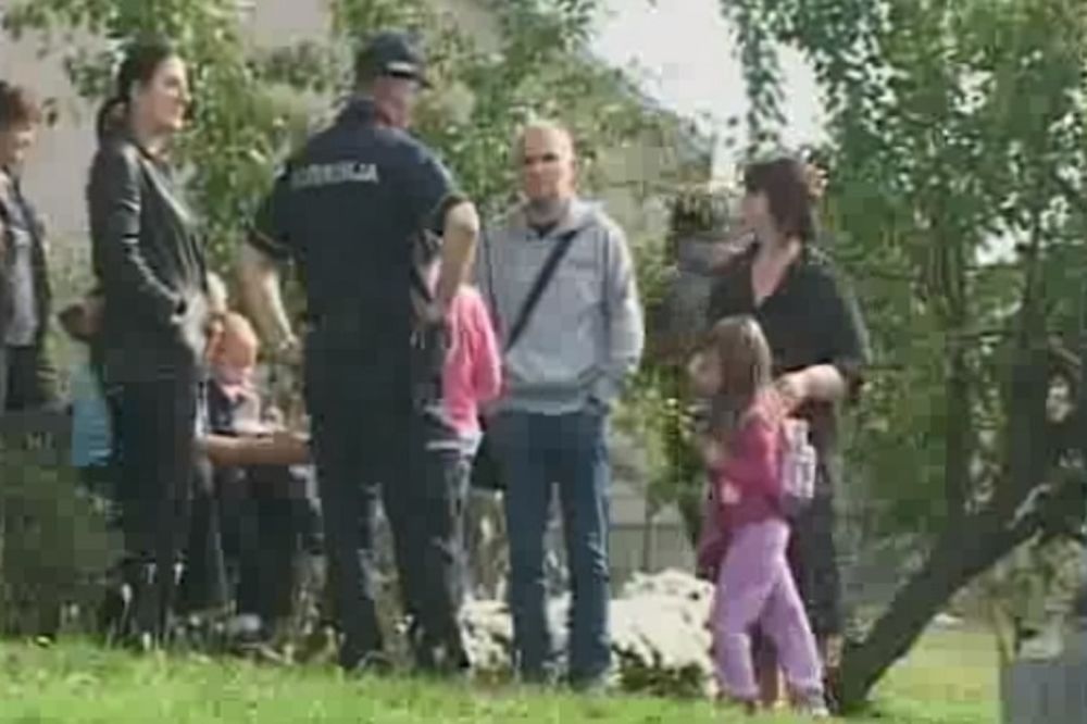 Drama u Kragujevcu: Izvršitelji izbacili porodicu sa petoro dece iz kuće. Otac pokušao da se spali! (FOTO) (VIDEO)
