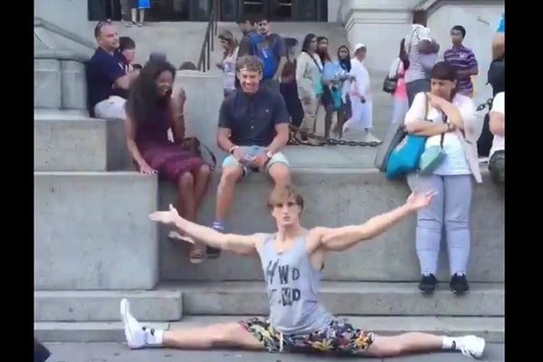 Šta biste pomislili da iznenada neko uradi špagu nasred ulice? (VIDEO)