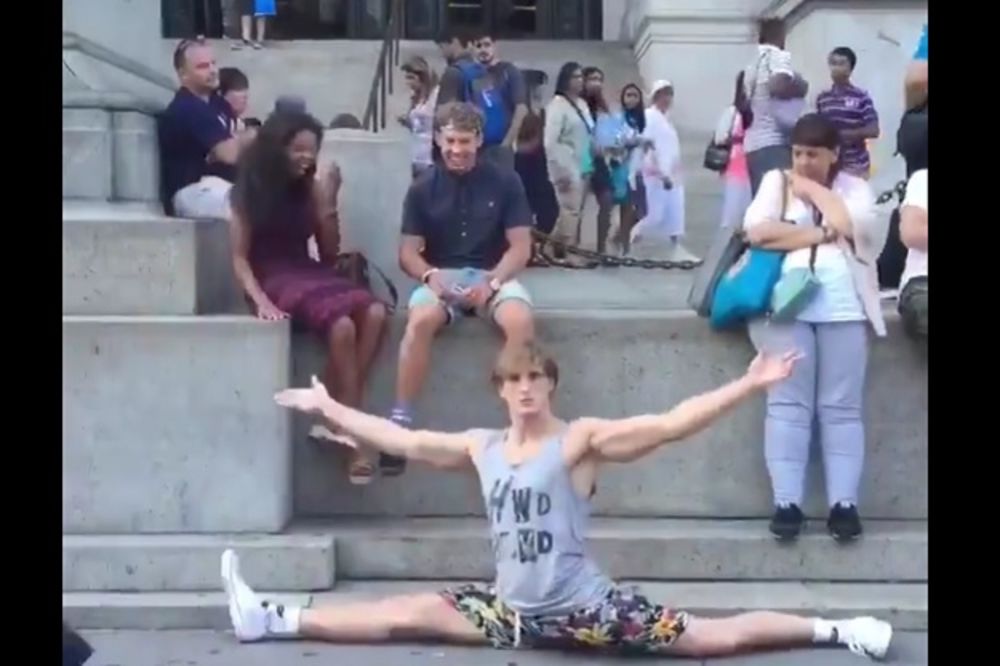 Šta biste pomislili da iznenada neko uradi špagu nasred ulice? (VIDEO)