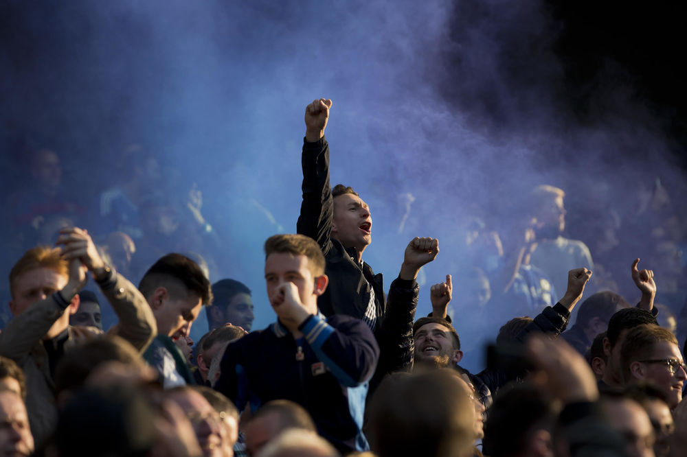 Navijači Čelsija brutalno isprebijani u centru Kijeva, među povređenima i žene! (FOTO)